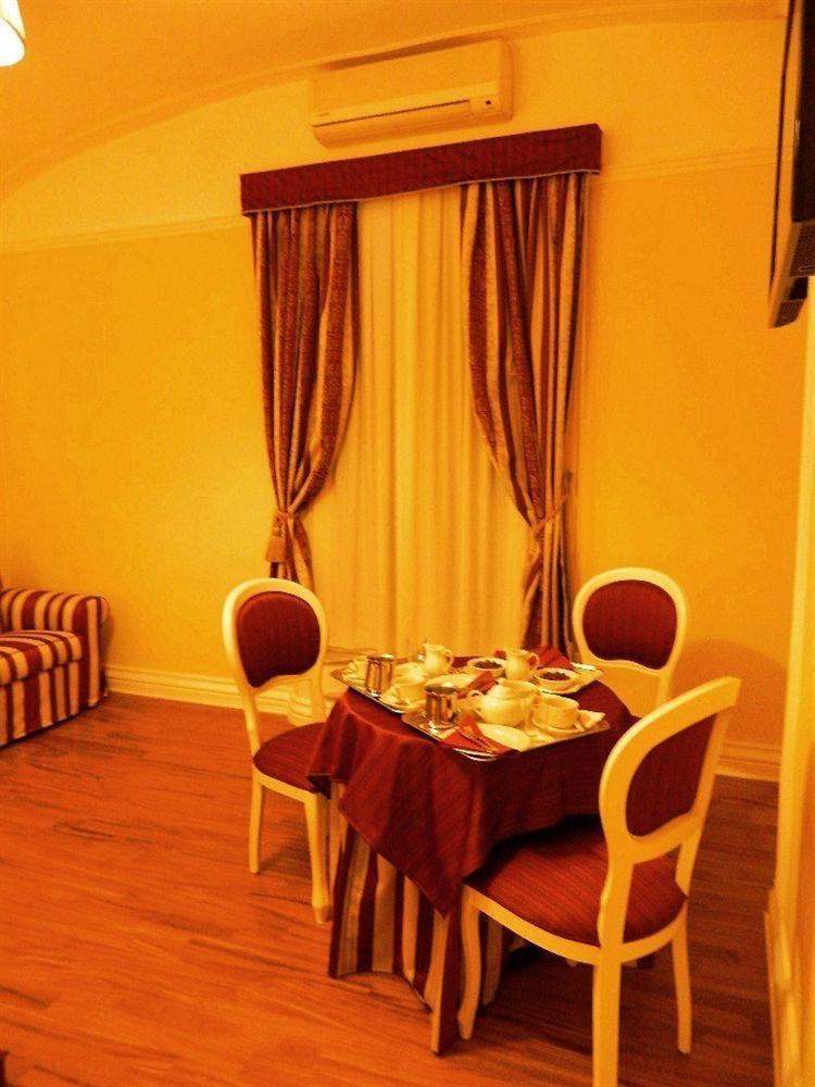 Relais Frattina Pensión Roma
